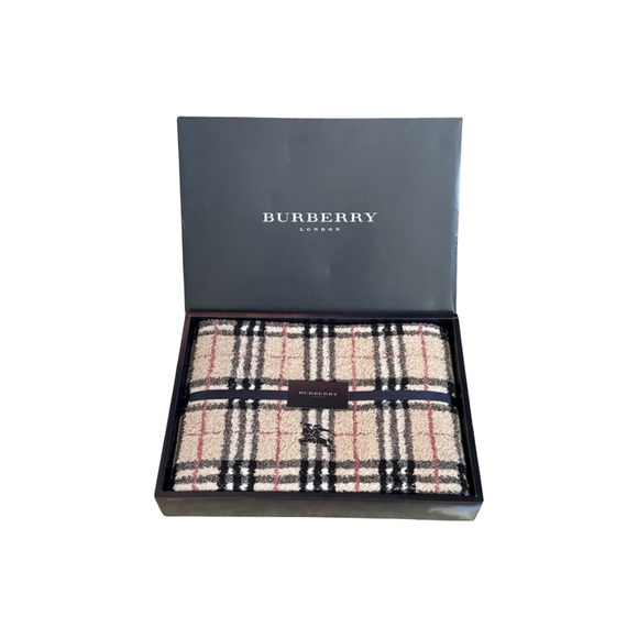 BURBERRY Checkered Bath Towel - Picture 1 of 3